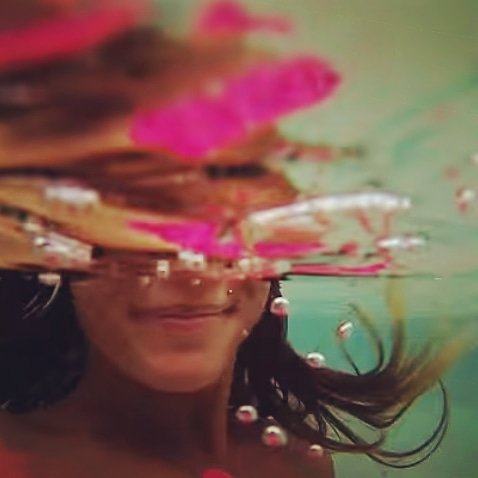 Stephan73464274's tweet photo. Debajo del mar #sirena #mermaid #playa #sol #arena #beach #sun #sand https://t.co/OLQtGylUcg