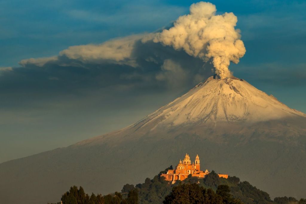 CeioMedia's tweet photo. Mexico’s Popocatépetl volcano erupts https://t.co/hZrkzC6XE1 https://t.co/pmGtiCFCHJ