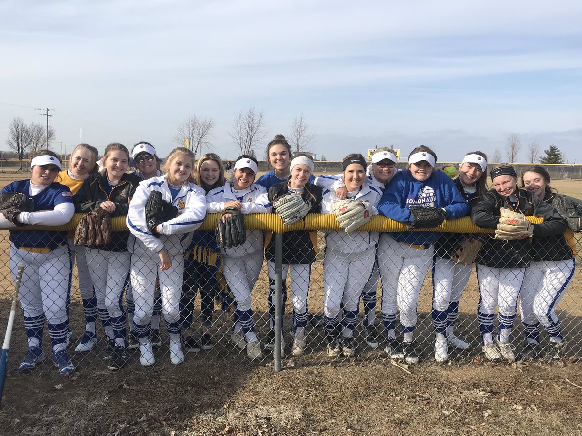 bobcatsBOOM's tweet photo. We drove an hour just for this photo... enjoy! #Bobcats432 https://t.co/cMf8UzMZXv