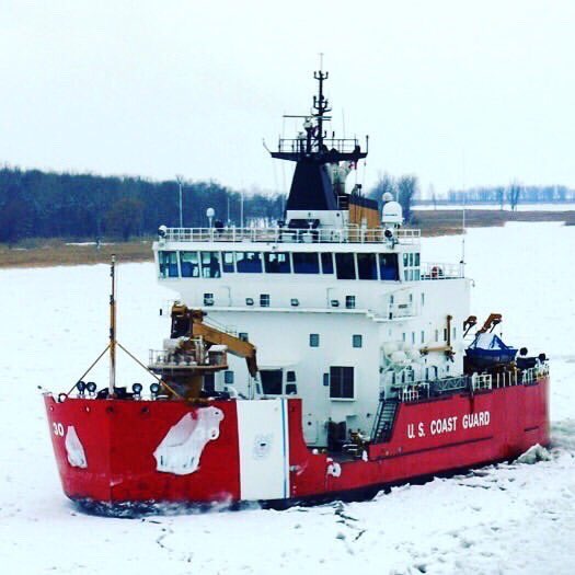 LakeMichigan13's tweet photo. @LakeSuperior @USCGGreatLakes This one is my friend USCGC Mackinaw. It opened the canal for the escape of some of the #winterfleet in #SturgeonBay https://t.co/OiKN04EgKz