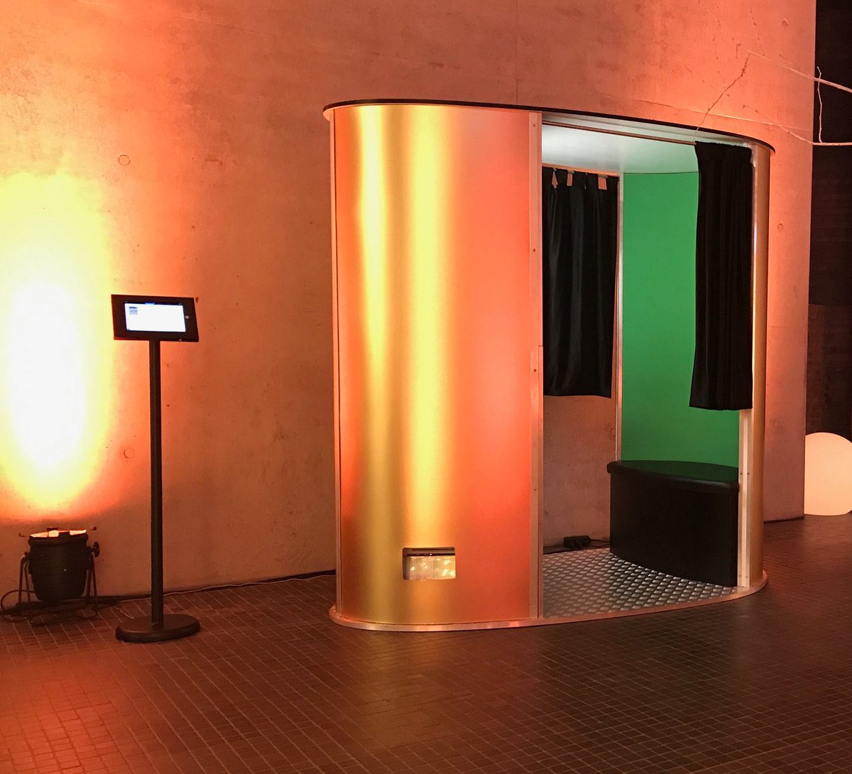 SpasskabineAT's tweet photo. Die goldene Spasskabine und der iPad Kiosk. Mit Hilfe des iPad Kiosk können die Gäste ihre Fotos sofort auf ihre Facebook-Seite hochladen oder können sie sich in ursprünglicher Auflösung per E-Mail zuschicken.
#spasskabine #fotobox #fotokabine #photobooth #foto #iPadkiosk https://t.co/8NlCDGTSUE