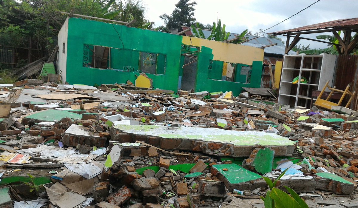 hamifara's tweet photo. Begitu hebatnya bencana di Sulteng akhir 2018 kemarin; tempat ibadah, madrasah luluh lantah rata tanah, ada juga aliran sungai yang pindah mengitari madrasah. Kami, ASN Kemenag mengumpulkan donasi bantuan, menyalurkan bantuan ke lebih 100 lembaga. 
#BanggaJadiASNKemenag https://t.co/l0InEY9vvs