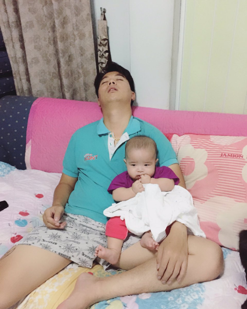 kaekatty's tweet photo. ไม่ต้องห่วง เดี๋ยวป๊าดูลูกให้เอง อีก 10 นาทีต่อมา สภาพก้อเป็นอย่างที่เห็น!!! 😒😒
#โตแล้วดูแลตัวเองได้
#ฟูโต๋
#4M21D https://t.co/kmViSZVeP7