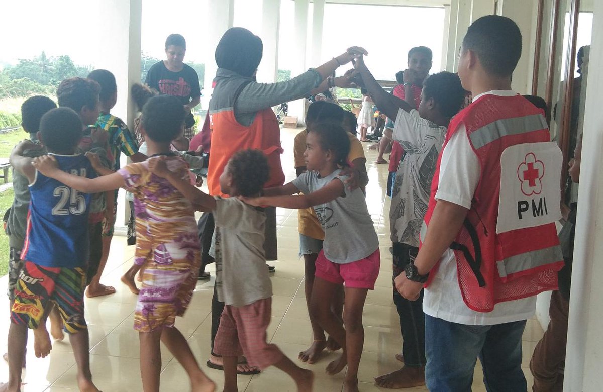 palangmerah's tweet photo. 15 anak yang berada di posko Gunung Merah diajak bermain bersama dengan kakak-kakak #PMI #PMISiapBantu #SentaniFlashFlood https://t.co/h6dGbEuk29