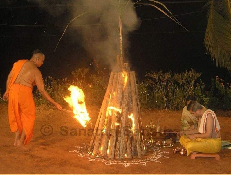 Vish_kc's tweet photo. @SanatanSanstha @Rajc_ @KapilMishra_IND @TigerRajaSingh ॐ

वन्दितासि सुरेन्द्रेण ब्रह्मणा शङ्करेण च ।
अतस्त्वं पाहि नो देवि भूते भूतिप्रदा भव ।।

O Devi Lakshmi, You are adored, worshipped by Brahma, Vishnu and Mahesh; and that is why O Goddess of prosperity, be an endower of prosperity to us and protect us.

#Holi2019 🔥🌿🌸 https://t.co/UOXOiQ0aJR