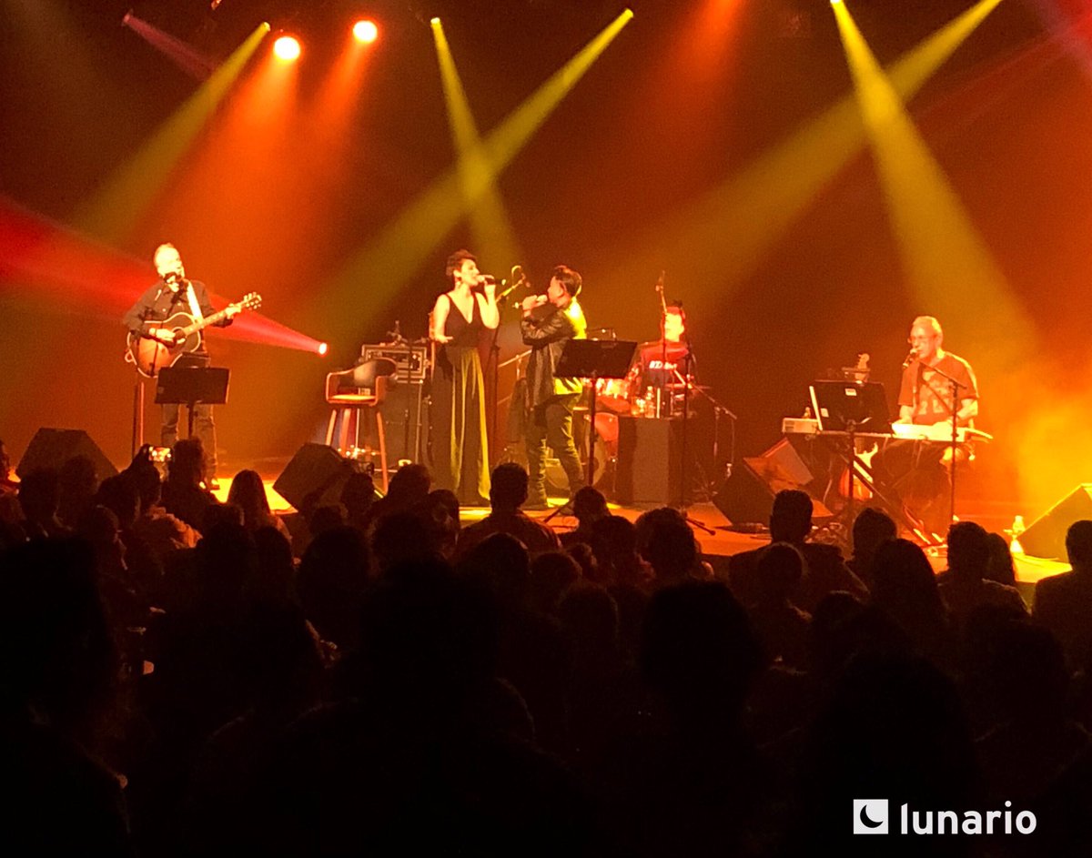 En @NocheSabinera_, primero escuchamos a Mara, Pancho, Antonio y Paco ejecutar temas imperdibles de Joaquín Sabina. Más tarde, inicia el karaoke y la banda acompaña a los “valientes” que suben al escenario a cantar más Sabina.  👏🏼👏🏼👏🏼