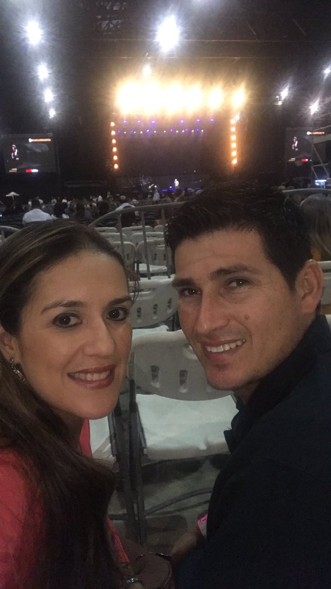 DidiaDiazVargas's tweet photo. Esperando a Micky #LuisMiguel #lmclaromusica https://t.co/LsEO4BcMJO