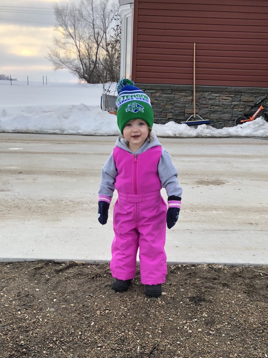 mckayfarmgirl's tweet photo. The evenings are lasting longer in this warmer weather! #lilsprouts  #PFS #40degrees @PFSeed https://t.co/27y0alL0zG