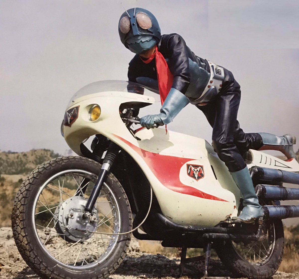 The雄さんのツイート 仮面ライダー よりサイクロン号 初めは石ノ森先生のデザインを元に美術スタッフがホンダcb350dtをベース に改造 後にスズキ自動車に制作を依頼し1972年7月よりハスラー250を中心に使用された 仮面ライダー サイクロン号 特撮 昭和ライダー