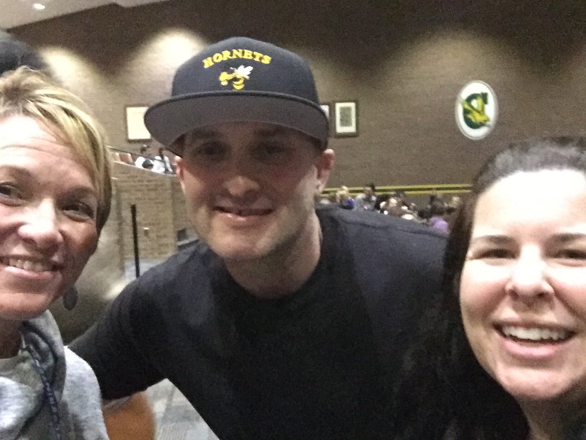 soaringin4th's tweet photo. #VBRelentless @brewerhm was what I needed tonight to get reenergized. And so nice to see my longtime friends! @MrsAllard_ODS @teachrandrunnr @mayjanedavis @Lewis2Karen @ScwarrenSusan #VBPioneerPower https://t.co/ZlDwdMae0r