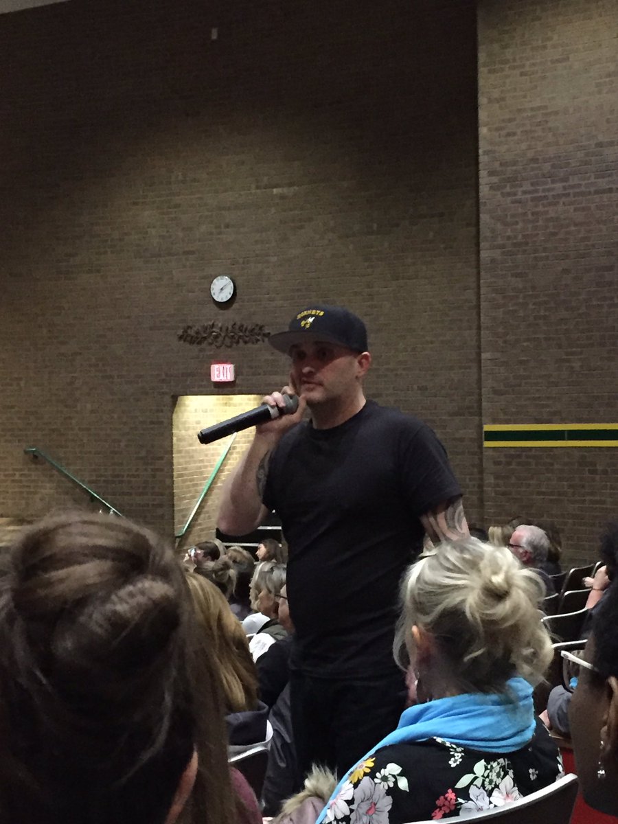 soaringin4th's tweet photo. #VBRelentless @brewerhm was what I needed tonight to get reenergized. And so nice to see my longtime friends! @MrsAllard_ODS @teachrandrunnr @mayjanedavis @Lewis2Karen @ScwarrenSusan #VBPioneerPower https://t.co/ZlDwdMae0r