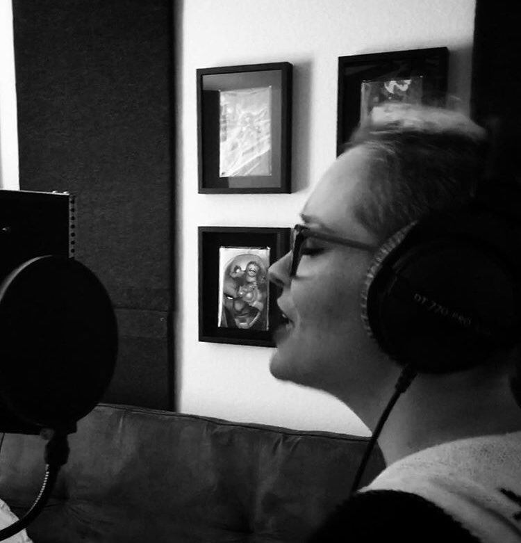 SomeSkyMusic's tweet image. Crystal on the mic. #recordingstudio #somethingintheskymusic