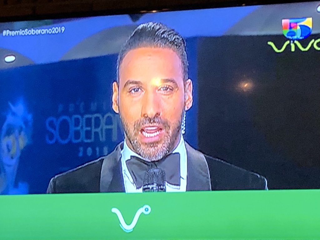 RadGom's tweet image. A través de las pestañas postizas, no puedo verlos, pero los presiento #KeDificilSoberano