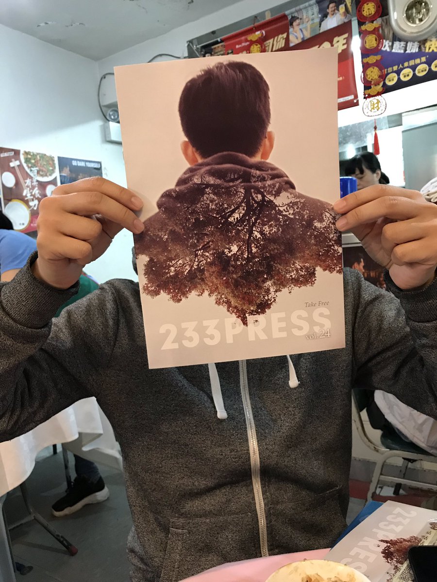 Lomo_gocchin's tweet photo. フリーペーパー233PRESSの表紙のモデルになってくれた香港の友人に渡すことができました！
  #233press #lomo #lomography #ロモ #ロモグラフィー #フリーペーパー #世田谷233 https://t.co/iVGk1lESmj