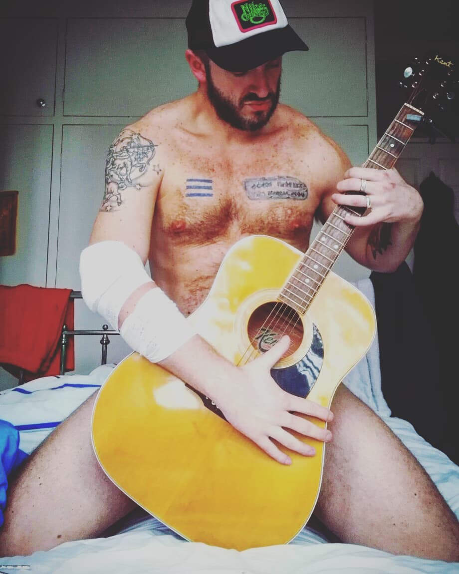 Interview and Live Lounge tomorrow. Wednesday March 20th. 2pm UK (14:00 GMT, stis 16:00 stin Ellada) BBC ESSEX , 103.5 and 95.3 FM
Tune in!