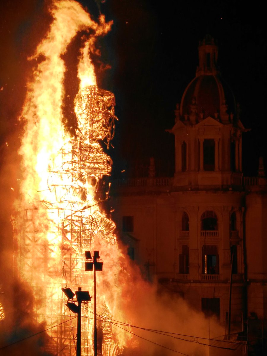 Eva64647241's tweet photo. Un año más, l@s valencian@s y tod@s los que nos habéis acompañado, decimos adiós a nuestra gran fiesta! #fallas2020 os esperamos! https://t.co/f9JdRxt7uX