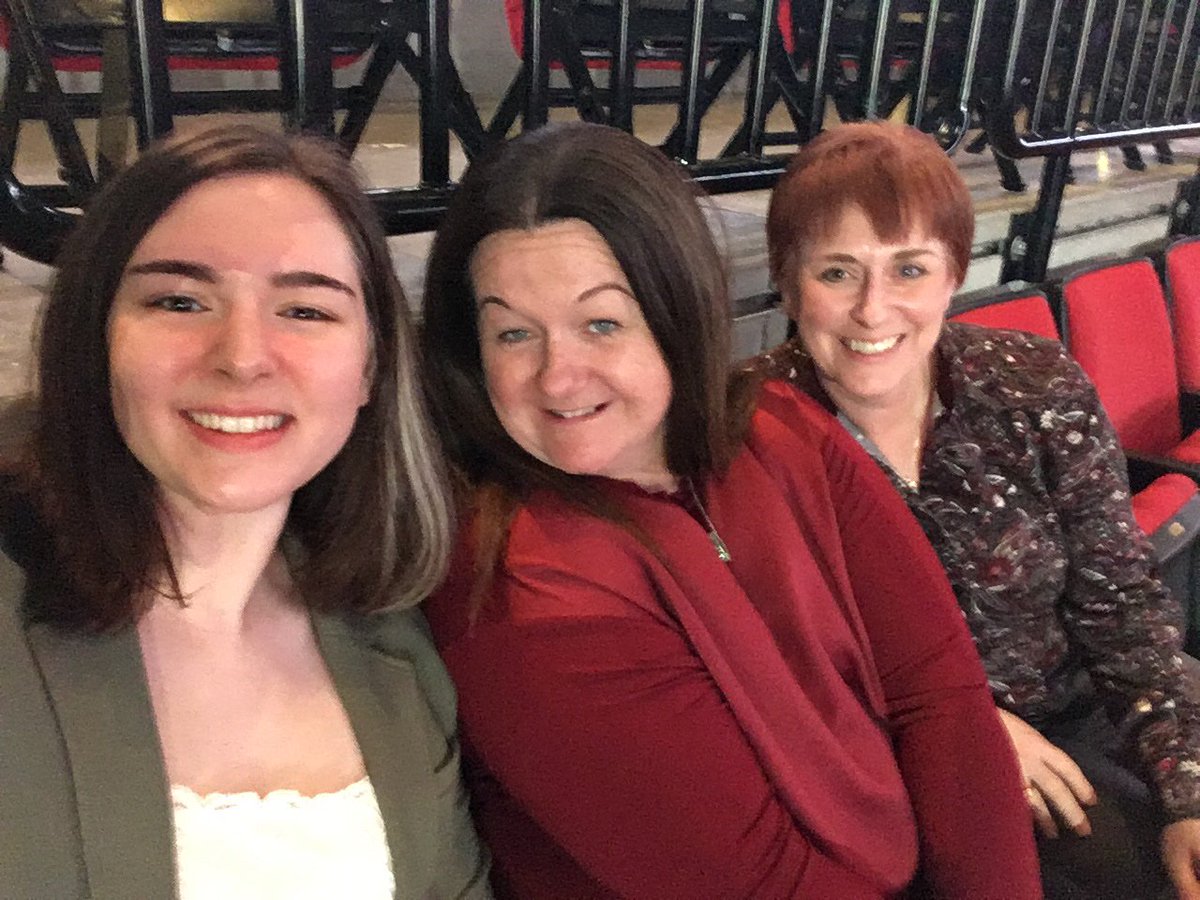 MissAdeenaRose's tweet photo. We're SO ready for you @MichelleObama! #pdx #iambecoming https://t.co/2DvaWhDsMw