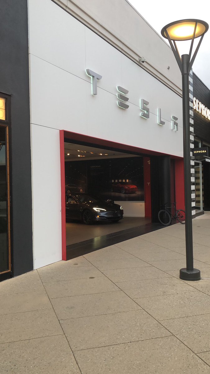 89daniloalmeida's tweet photo. Passeando no shopping de Stanford, CA e aí você encontra uma loja @Tesla e na mesma hora lembra do @jovemnerd kkkk bora fazer um test-drive? https://t.co/iRgIb47hVv