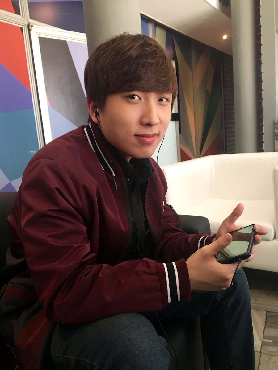 HajinsunTV's tweet image. Group C of GSL tmr!
There is this event going on: facebook.com/50342282646907… to predict who will advance and try to win a limited edition of GSL photo book!! You have to follow the page and comment. I haven’t seen any conditions ab having to live in Korea *shrug*

#GSL #TrapWin