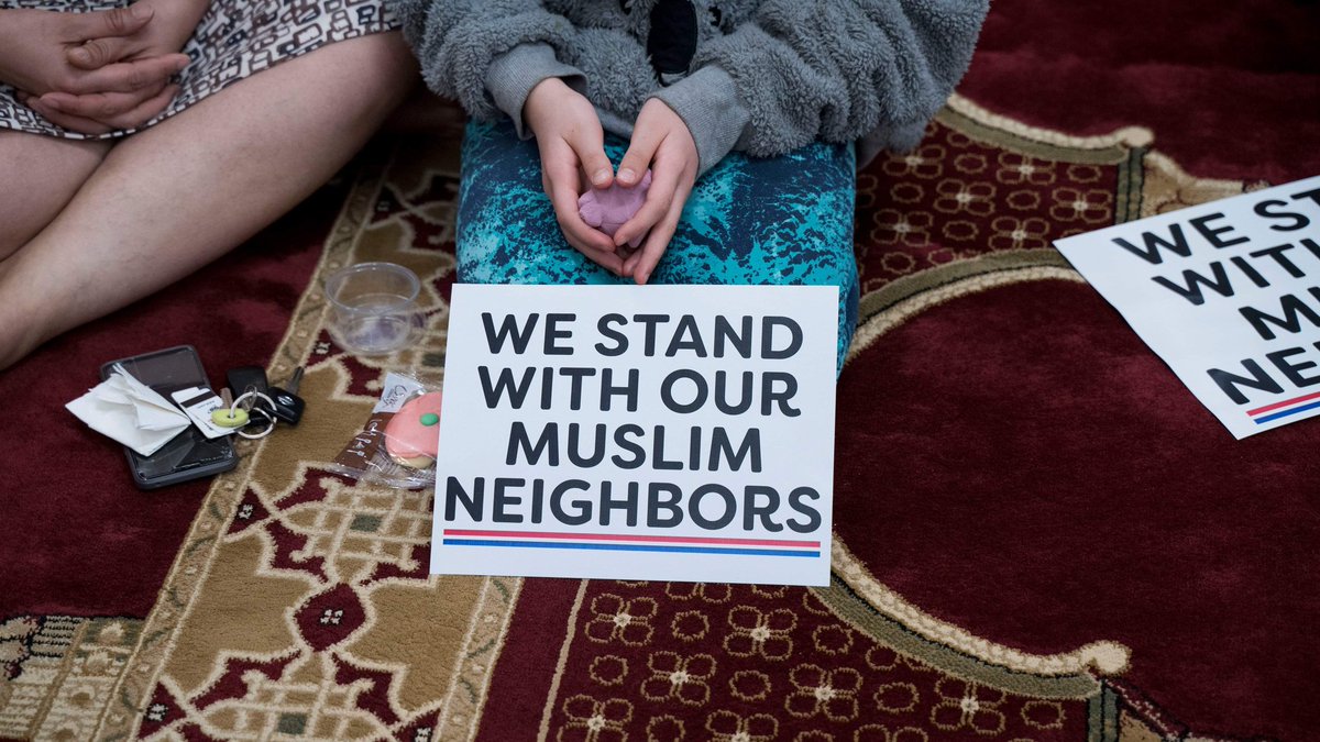 CAIRWashington's tweet photo. Over 1,000 of you showed up last night to stand in solidarity with the Muslim community after the #NewZealandShooting and to declare Washington a hate-free state! 🙏 
#MuslimStrong #WashingtonWelcomesMuslims https://t.co/2JQ4AYpi5Q
