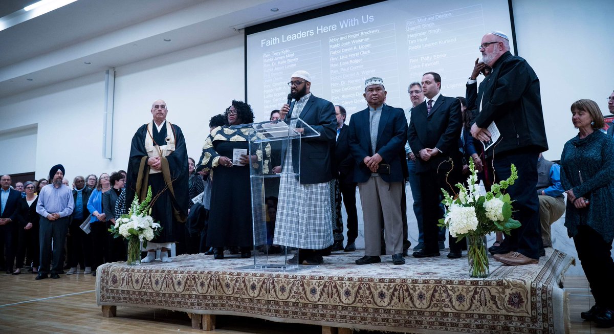 CAIRWashington's tweet photo. Over 1,000 of you showed up last night to stand in solidarity with the Muslim community after the #NewZealandShooting and to declare Washington a hate-free state! 🙏 
#MuslimStrong #WashingtonWelcomesMuslims https://t.co/2JQ4AYpi5Q