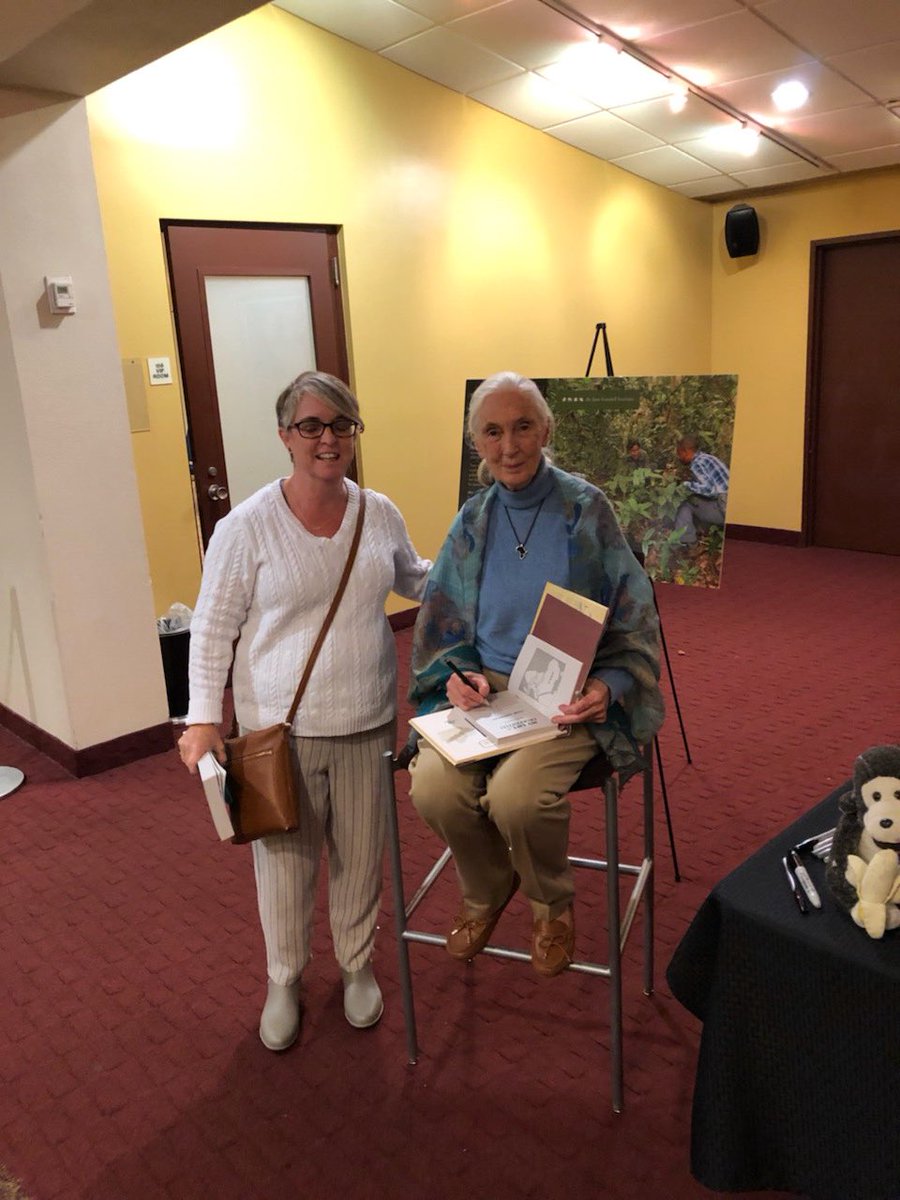 MrsBerlatsky's tweet photo. An evening with Jane Goodall at FAU! Heroic woman, heroic message! #peacelovefirst #VikingVoyage19 #JGI #RootsandShoots https://t.co/1DYpdAuLya