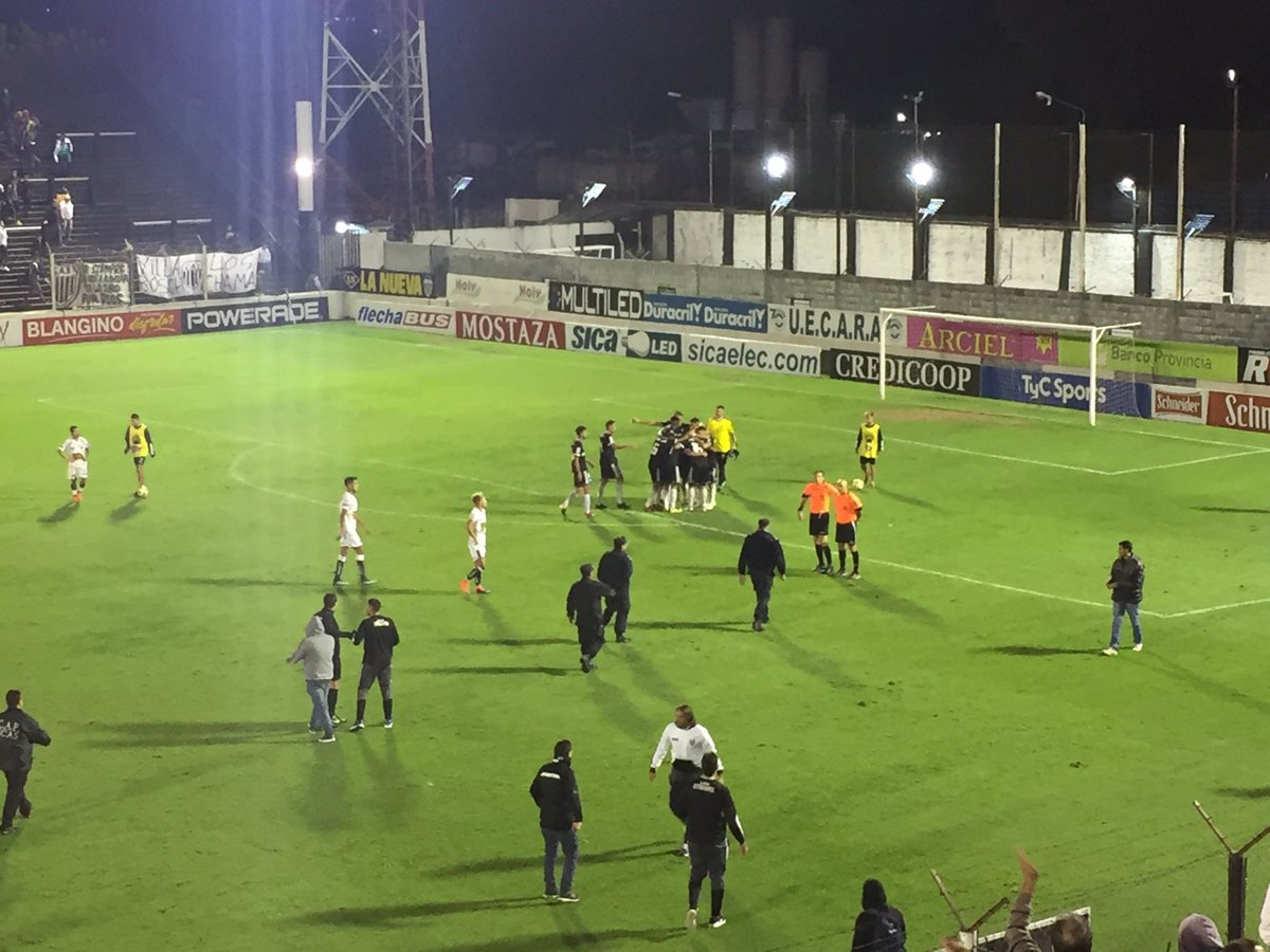 #PrimeraB | Final del partido en el estadio Ciudad de Caseros #Riestra superó por 2 a 1 a #EstudiantesBA con goles de Hugo Gomez y Gonzalo Bravo, mientras que Alejandro Aranda había puesto en ventaja al local.