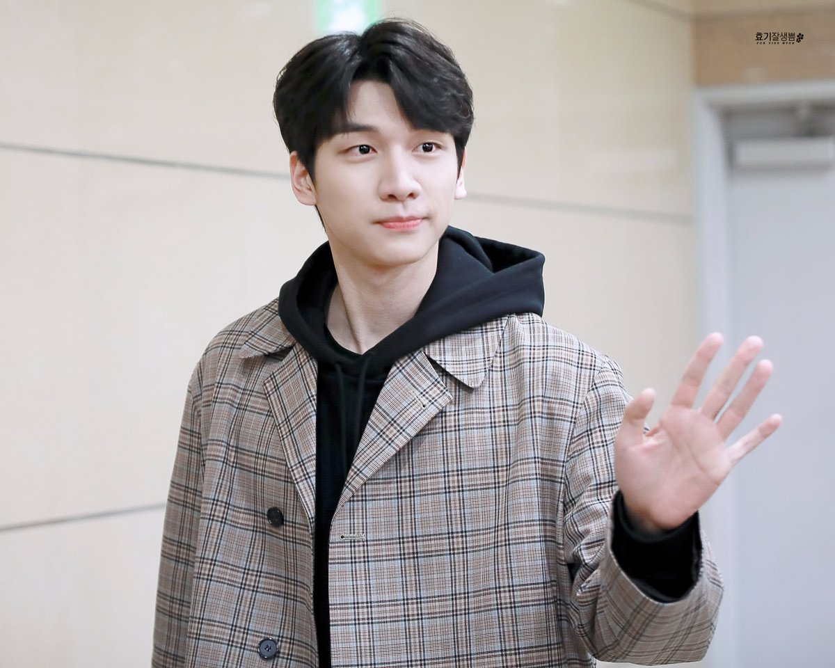 hyogi0705's tweet photo. 190319 잃어버린마을 출근
#빅스 #VIXX #HYUK #혁 #한상혁 #Good_day #The_Rain #Boy_with_a_star 
#잃어버린마을 #혁재구 @HSangHyuk 유독 말갛던 혀기 😇 https://t.co/gL63UizJCe