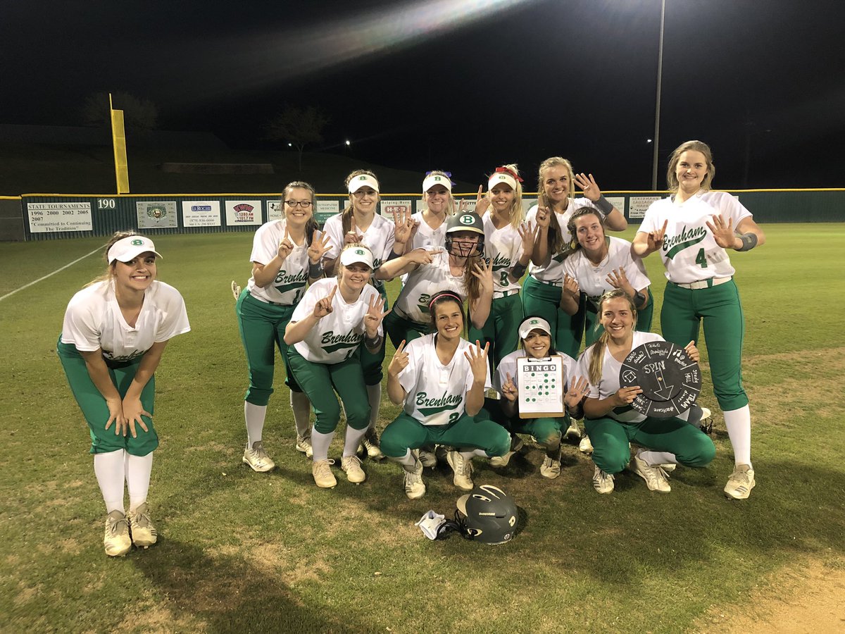 BrenhamSB's tweet photo. Cubettes went to work tonight! JV won 3-2. Varsity won 11-1. Appreciate all the fans and support that came out! #15thwin #letsgotosonic #thanktheteachers #B4 #germsstayaway #missinC3 #goodfocustonight #happy #2dingers https://t.co/ijngLBp9Ss