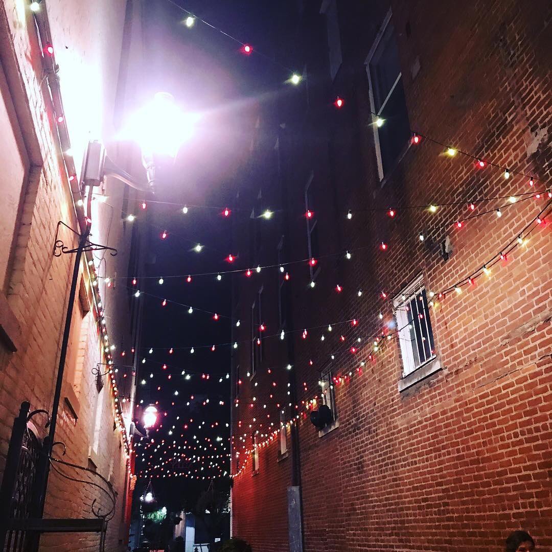 Beautiful downtown #Urbana ⭐️
📸Nikon D3100
#downtown #indyphotographer #indianapolisphotographer #photography #photooftheday #photographer #lights #alley #brick #oldbuildings #citylife #Illinois