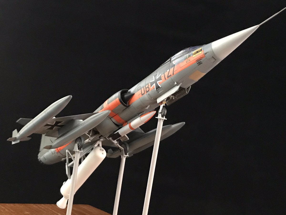 cubcub2008's tweet photo. #マルヨン祭り過去作 最終決戦兵器 F-104G ZELL。広島型原爆の約50倍の核出力をもつB43水素爆弾を1発搭載。地上の射出機に固定。アフターバーナー全開、補助ロケットブースター起動。2Gの加速によりゼロ距離発進。帰る基地など無い。 https://t.co/k8BcGX9LZV
