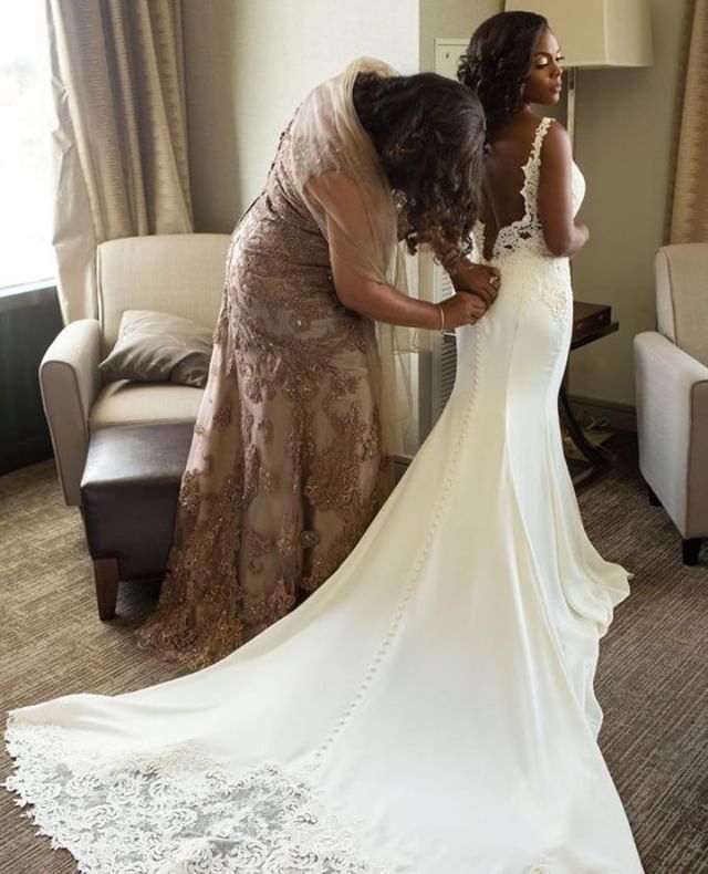 munaluchiBride's tweet photo. The train on this stunning bride!
_
Featured in the latest #munawinter19, see more from Terri and Lewis' classic glam country wedding using the link in bio
_
Event Planner @onetoucheventsllc
Photographer @samjasperweddings
Cake @cakesbykiml… https://t.co/esFsgo1DWz https://t.co/UoAJxtS3WH