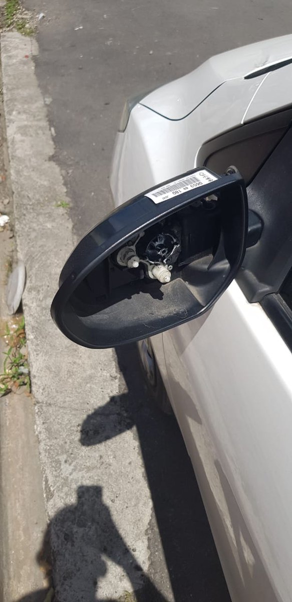Ginoe15's tweet photo. Atención @PoliciaRD @TommyGalanG @ProcuraduriaRD se roban los retrovisores en San Cristóbal, van más de 10 vehículos. https://t.co/KEeYMaz3GR