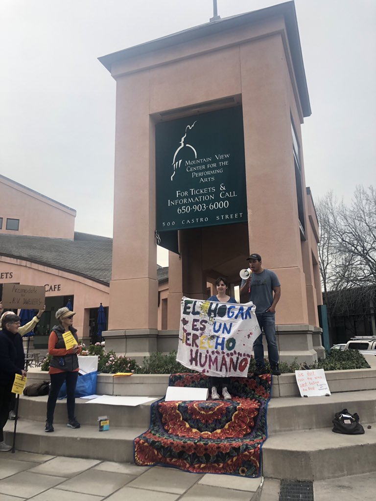 foothillscript's tweet image. THREAD: Mountain View vehicle residents and supporters organize in front of city hall for a solidarity rally ahead of tonight’s #MountainView City Council meeting. Former Council Member and Mayor Lenny Siegel speaks about the city’s RV parking enforcement agenda items. #ADayinMv