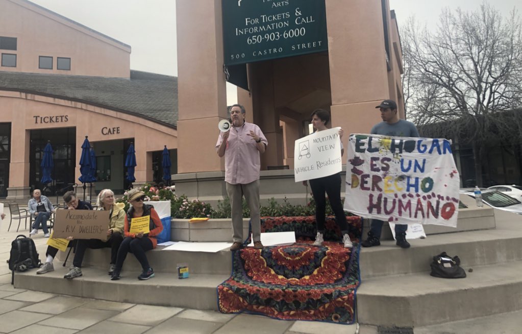 foothillscript's tweet image. THREAD: Mountain View vehicle residents and supporters organize in front of city hall for a solidarity rally ahead of tonight’s #MountainView City Council meeting. Former Council Member and Mayor Lenny Siegel speaks about the city’s RV parking enforcement agenda items. #ADayinMv