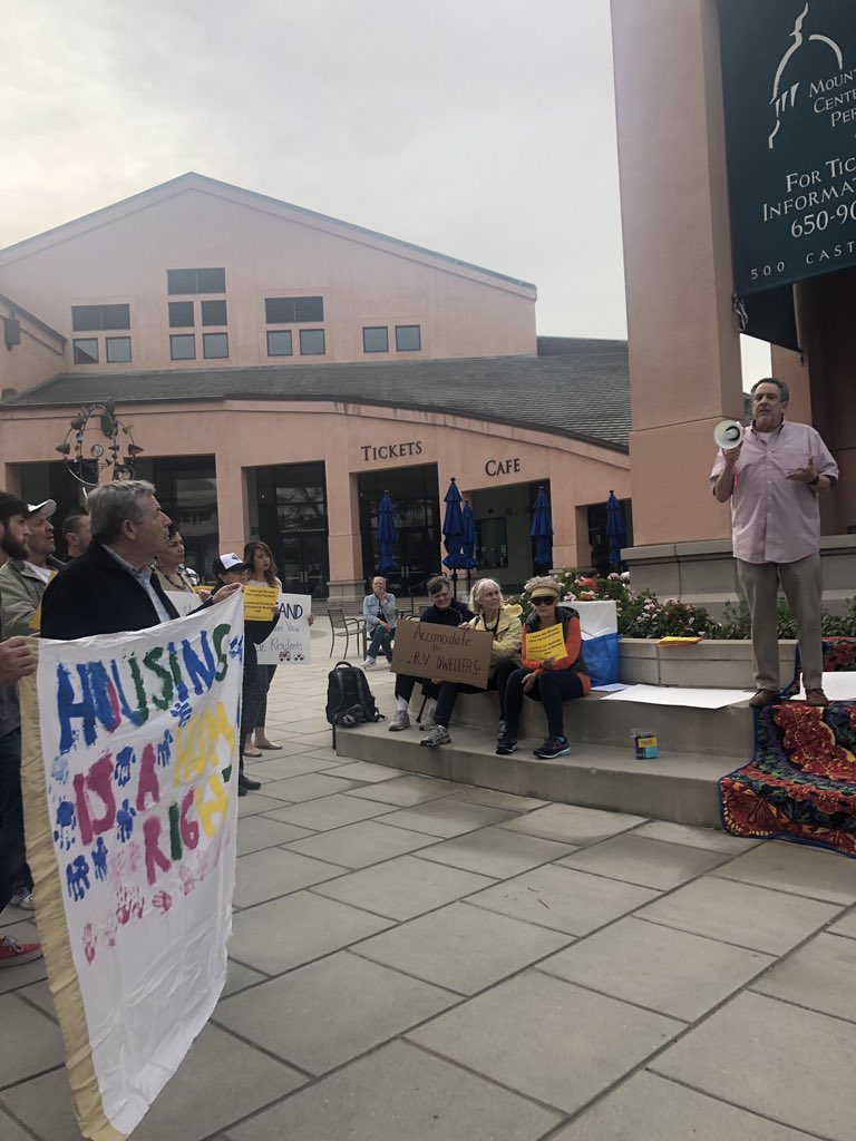 foothillscript's tweet image. THREAD: Mountain View vehicle residents and supporters organize in front of city hall for a solidarity rally ahead of tonight’s #MountainView City Council meeting. Former Council Member and Mayor Lenny Siegel speaks about the city’s RV parking enforcement agenda items. #ADayinMv