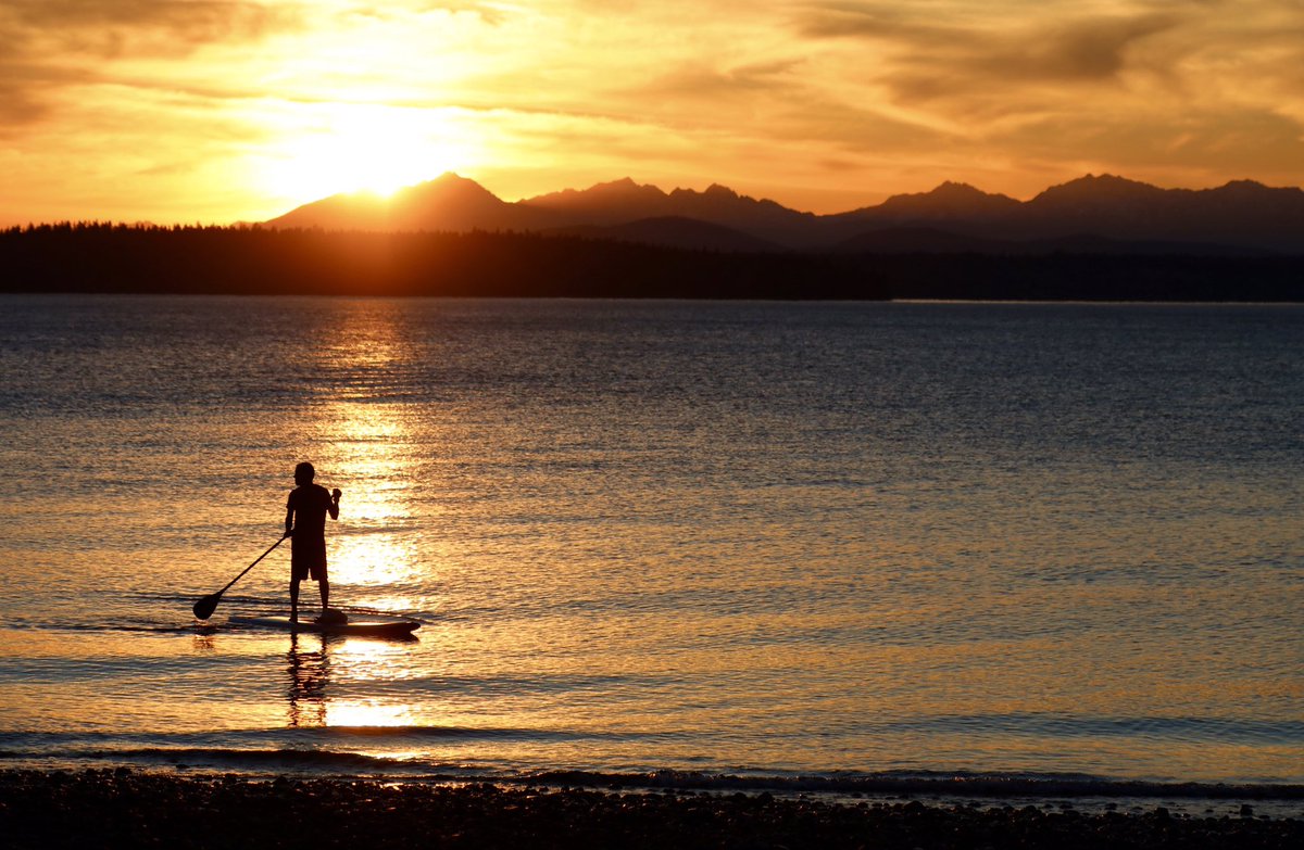 TaylorMirf's tweet image. Last day of winter sunset... and apparently Seattle is just gonna skip over spring. #notmadaboutit #79degreestoday #basicallysummer @KING5Seattle