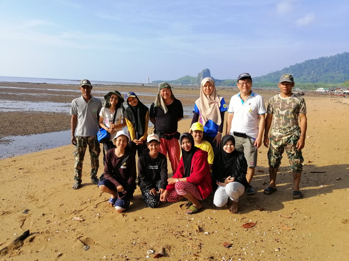 COCC_PSU's tweet photo. Our marine pollution and microplastic team has completed the marine debris survey in the seagrass beds in Libong Island, Trang during March 7-8, 2019. #cocc #coccpsu #marinedebris #seagrassbeds #seagrass #trang #PhDProgram #MScprogram #MACORIN https://t.co/rBnt8HUWEy