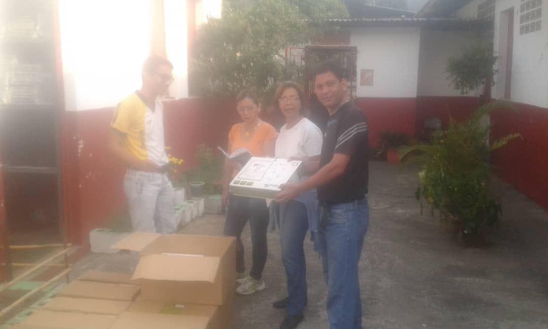 notieducatetru's tweet photo. Entrega de CANAIMAS a los Asesores de redes para su distribución a los docentes homenajeados en el día del maestro regalo de Nuestro Pdte @NicolasMaduro para los maestros y maestras, en gestión de nuestro Gobernador @RangelSilva4F  y Jefa de Zona @GrimanLaidely @psuvaristobulo https://t.co/jvWBp1fzUA