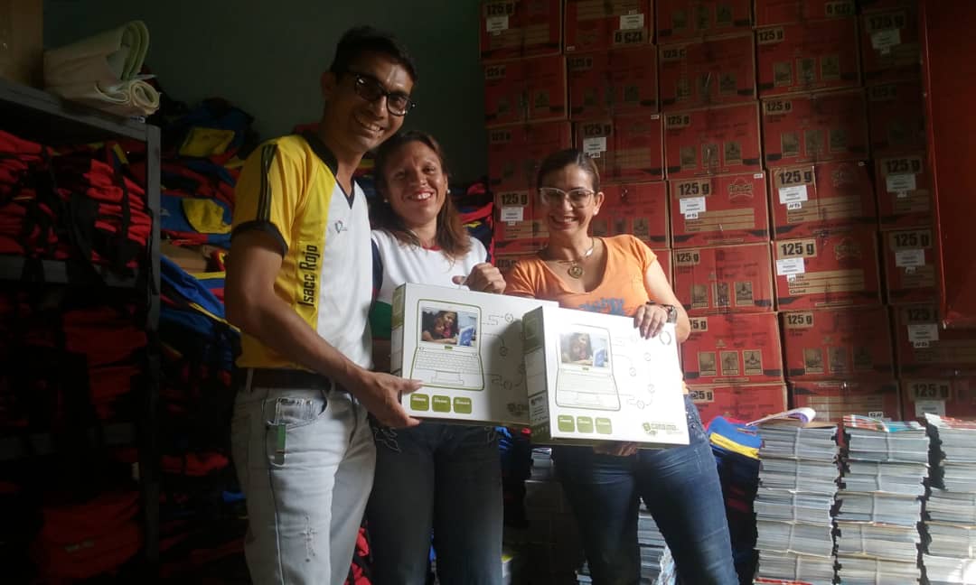 notieducatetru's tweet photo. Entrega de CANAIMAS a los Asesores de redes para su distribución a los docentes homenajeados en el día del maestro regalo de Nuestro Pdte @NicolasMaduro para los maestros y maestras, en gestión de nuestro Gobernador @RangelSilva4F  y Jefa de Zona @GrimanLaidely @psuvaristobulo https://t.co/jvWBp1fzUA