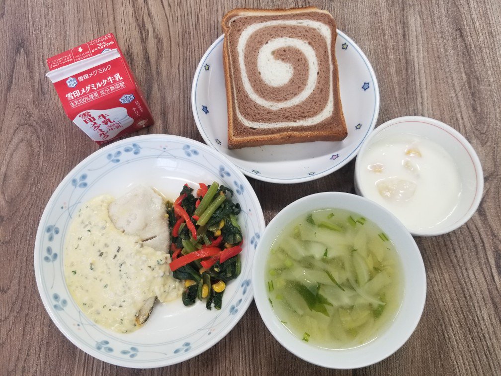minatotokushi's tweet photo. 本日の給食
マーブルチョコ食パン・魚のムニエルタルタルソース・青菜ソテー
キャベツスープ・フルーツヨーグルト・牛乳
#給食　＃学校給食 https://t.co/Qc6JBEWQPx