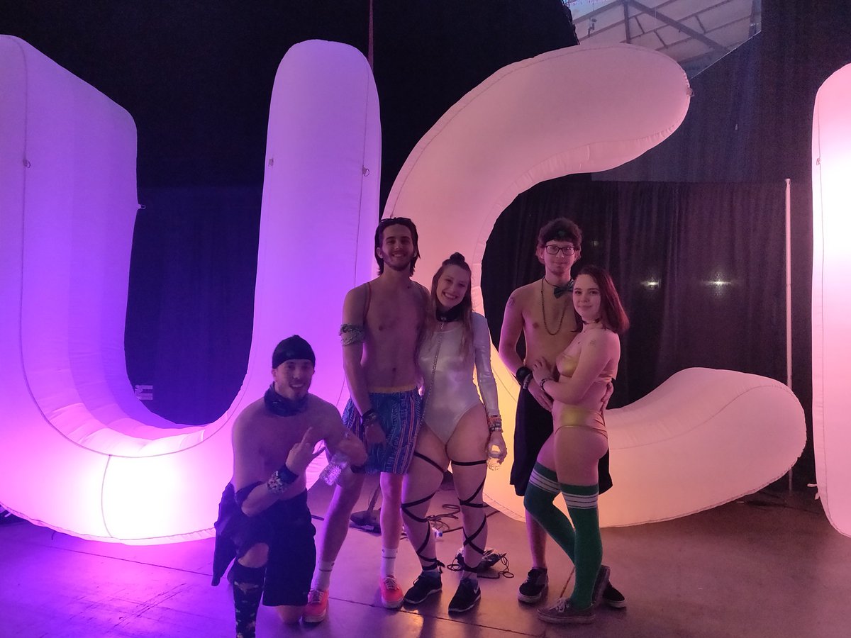 CaitlinSmitth1's tweet image. Keep your friends close and your head bangers closer 😘 🍀

 #Lucky2019 #Headbangers #liquidstranger #ganjawhite #tacomadome #uscLucky