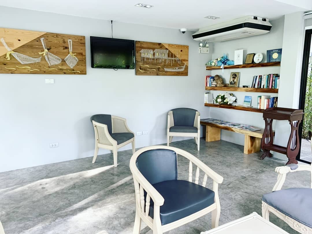 The Port Library enjoy quiet moments in the resort’s well-stocked library. A wide range of books, local and international newspapers and magazines are available. 📰📖 
#deevanakrabiresort
#theportlibrary #relax #book #library
#aonang #krabi #thailand