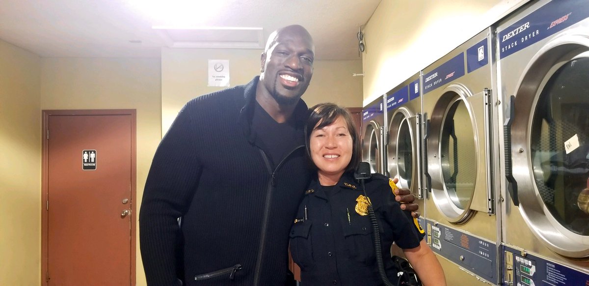 TitusONeilWWE's tweet photo. I was proud to join @TampaPD Police officers as they teamed up with Pastor @jasonsowell for their second #LaundryProject We helped 28 East Tampa families wash 220 loads of clothes. The free wash day gave residents and officers a chance to know one another better
#Community #GIVE https://t.co/zTn0HCI5EQ