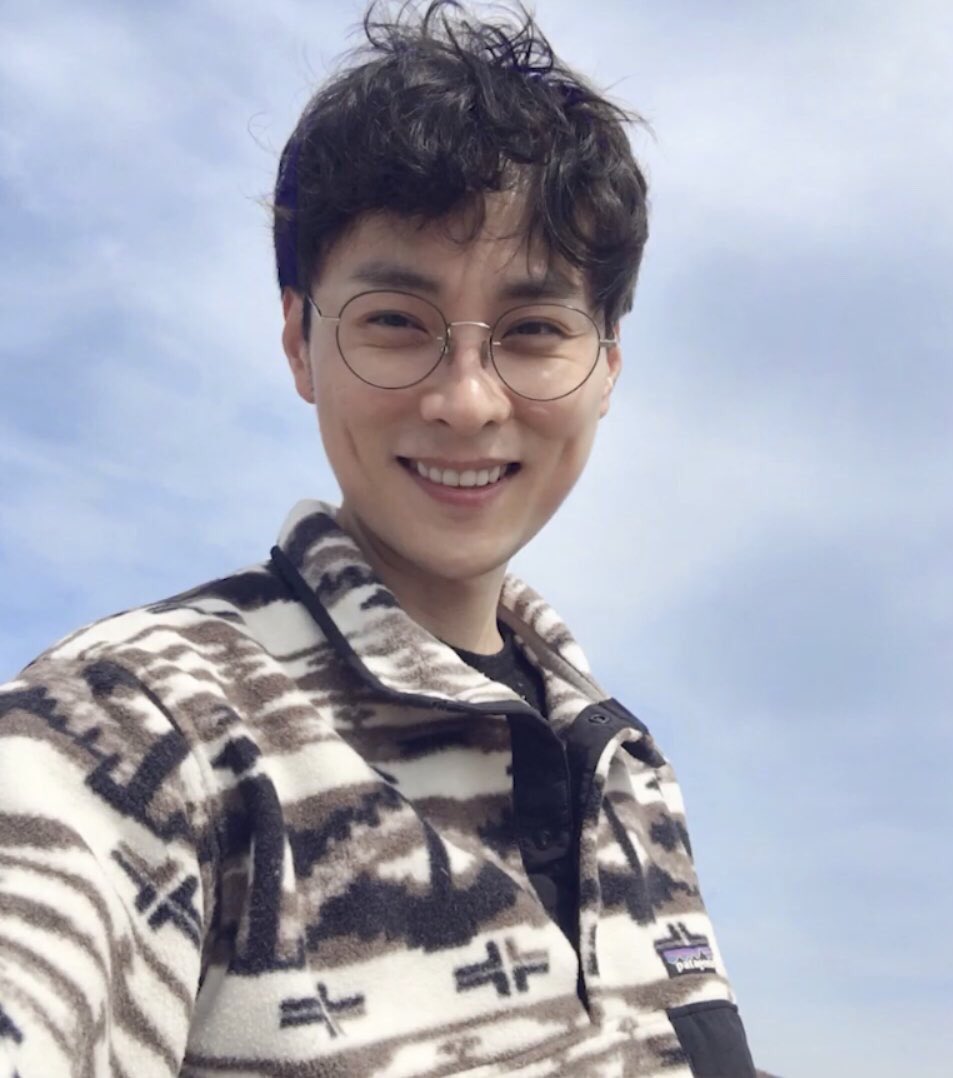 호선을 그리는 입꼬리
이 마음을 봄마냥 일렁이게 하여라.
그대는 사랑을 더 줄 테지요,
이 봄 속에 우리는 영원하려 할지니.

향돌 | 사랑 사랑 사랑