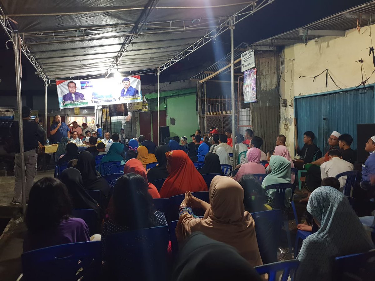 Ketika Sosialisasi di Pondok Melati Bekasi, bersama sahabat saya @iSuryanagara20 dan Sodikin.

Ikut berfoto juga tim futsal asuhan bang Jack Sodikin, mereka sudah berulangkali memenangi kejuaraan futsal khususnya di wilayah Bekasi 👍

#latepost
#CalegDepokBekasi
#DemokratS14P