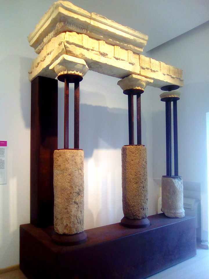 museoaidone1's tweet photo. La  fontana monumentale dell'area archeologica di Morgantina, della quale una parziale ricostruzione è esposta nella sala a piano terra di questo  Museo, è uno dei pochi esempi di grandi fontane finora note in Sicilia. Misura: 11,40 X 7,40 databile III sec a. C. https://t.co/ExzZQhGpxO