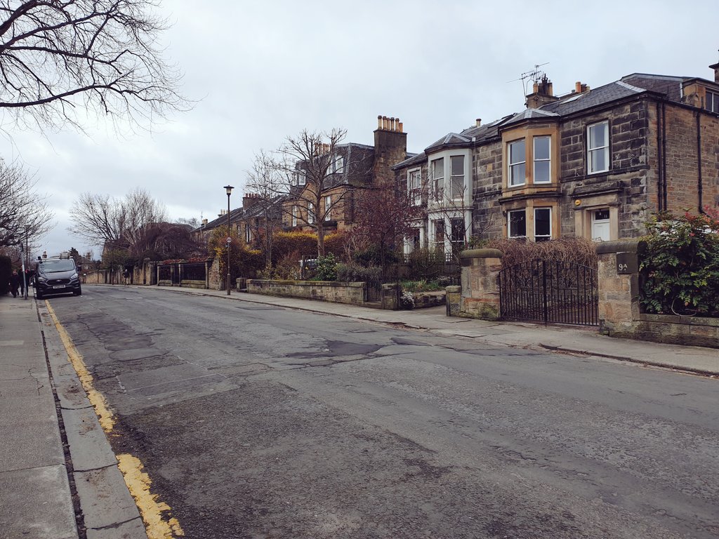 I walk to work along some beautiful backroads in the #Edinburgh Grange, along with many families walking&amp;cycling to school. This morning I saw at least three cars speeding along here.

Can we not make this a dedicated walking&amp;cycling highway instead during the school run?