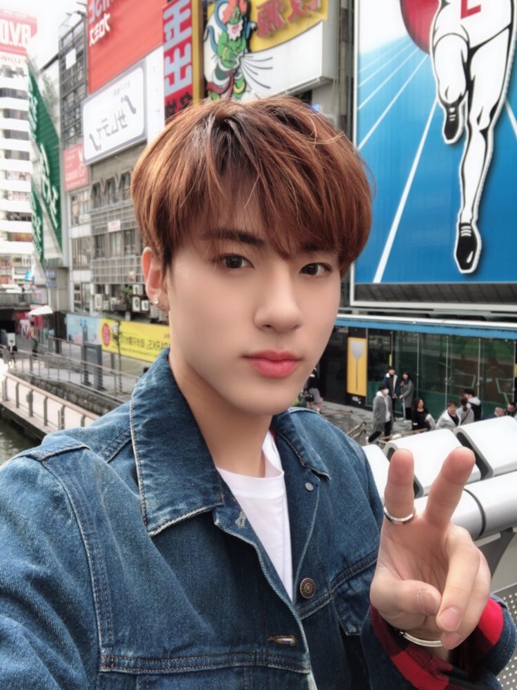 WE_THE_BOYZ's tweet photo. [에릭] 오사카에서 찰칵 
           from Osaka 😎 https://t.co/K1hg61yaWO