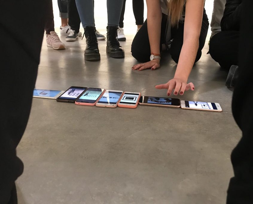 BombasGens's tweet photo. Un mòbil, una tablet, un ordinador, una impressora, una fotocopiadora i l’expo #LaMiradaDeLesCoses. Són els elements del nostre taller familiar d'este diumenge. Si vols vindre amb els nanos a reflexionar, crear i jugar amb les imatges, inscriviu-vos ací: https://t.co/pH2Xzw78zt https://t.co/mYZAtbqaXH